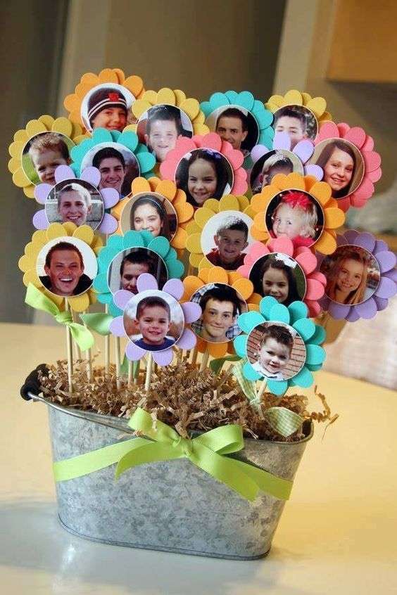 Le bouquet de fleurs en papier avec les photos des petits-enfants