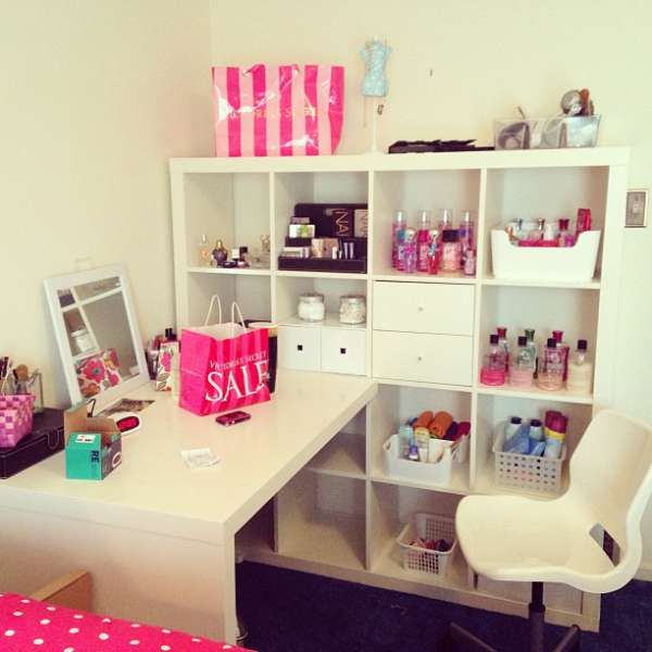 Une coiffeuse bureau