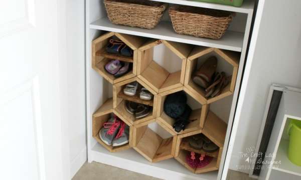 Superposition d'hexagones en bois pour un rangement en hauteur