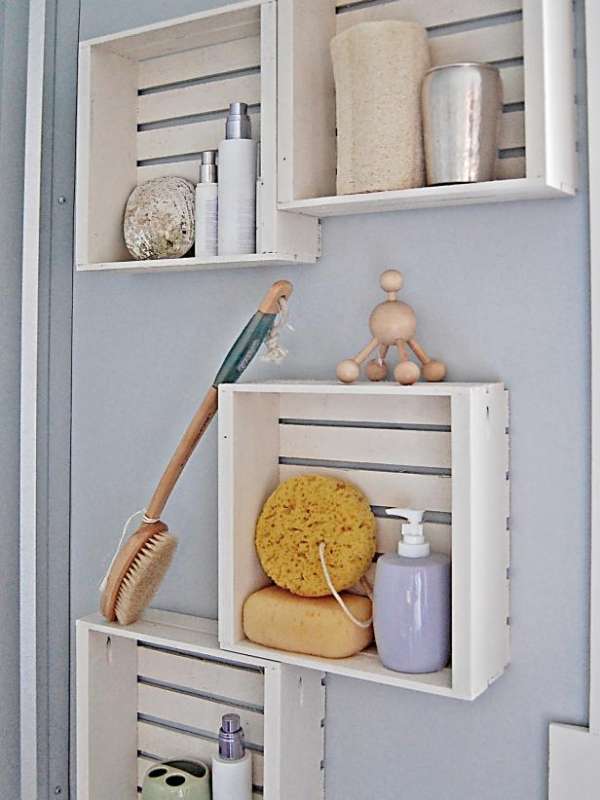 Rangement pour salle de bain avec des caisses de fruits