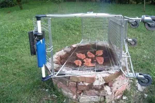 Utilisez un chariot de supermarché comme grille de barbecue