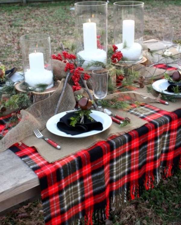 Un plaid comme nappe, des sets de table en toile de jute et des branches d'arbres