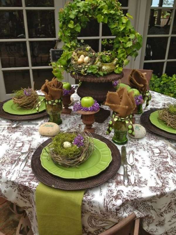 Décoration de table aux couleurs de la forêt avec des nids d'oiseaux