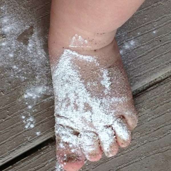 Enlever facilement le sable collé sur la peau