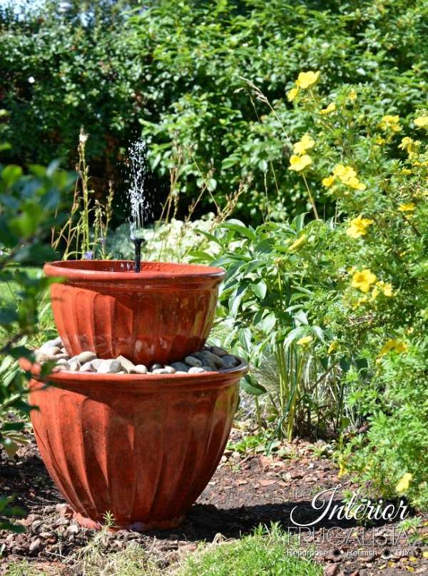 Fontaine d'eau en pots de fleurs