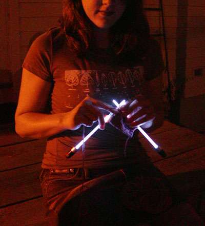 Des aiguilles lumineuses pour tricoter quand il fait noir