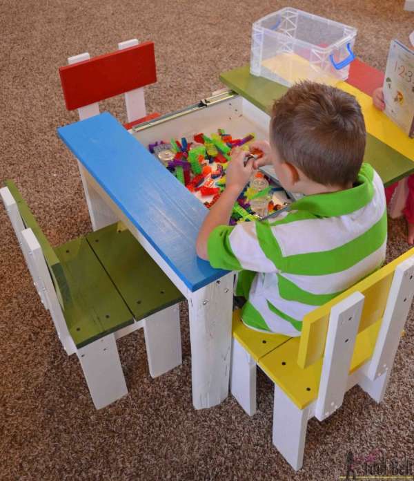 Une table de jeux avec des chaises