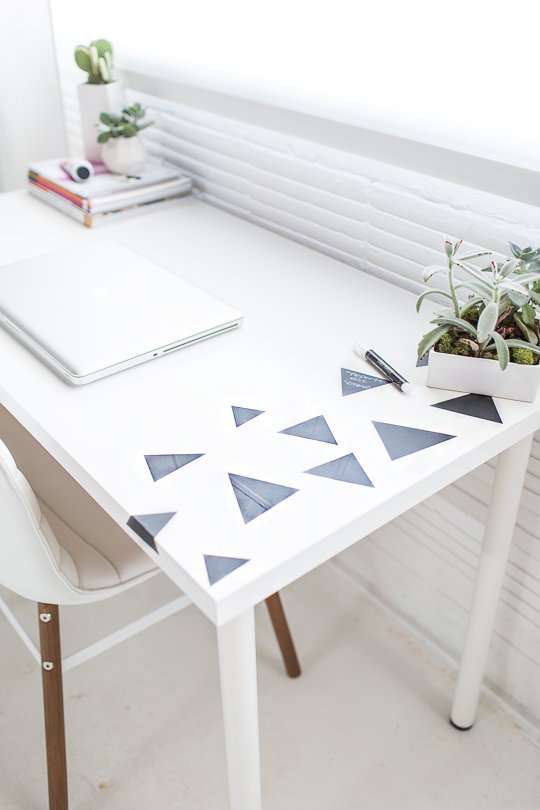 Des triangles façon tableaux noirs sur le bureau pour avoir des post-it fixes