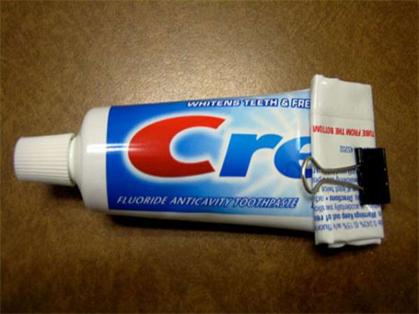 Garder le tube de dentifrice pressé