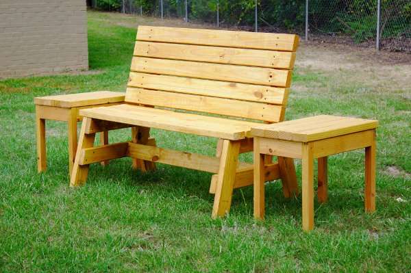 Un banc avec des tables sur les côtés