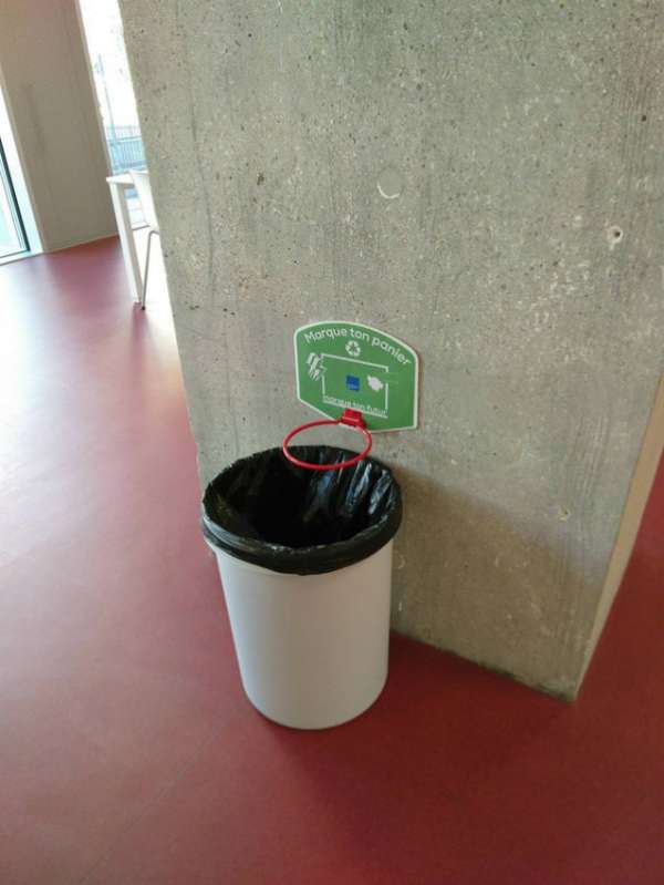 Minis paniers de basket sur les poubelles