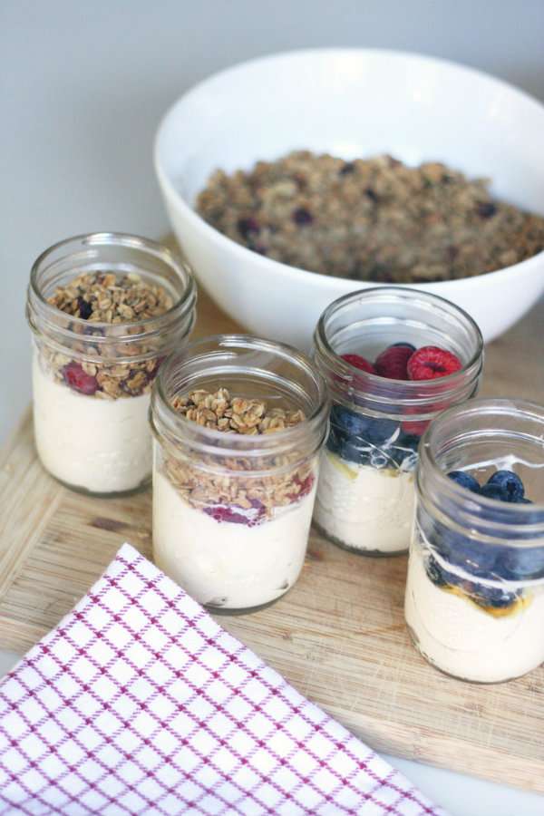 Encas de yaourt aux fruits frais granola et miel