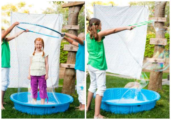 Bulles de savon de taille humaine avec un hula hoop et de l'eau savonneuse