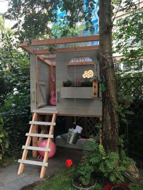 Une cabane avec jardinière pour donner un côté réaliste
