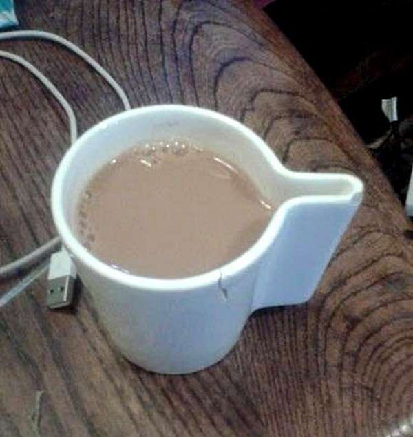 Une tasse dont le manche fait couler et risque de vous brûler