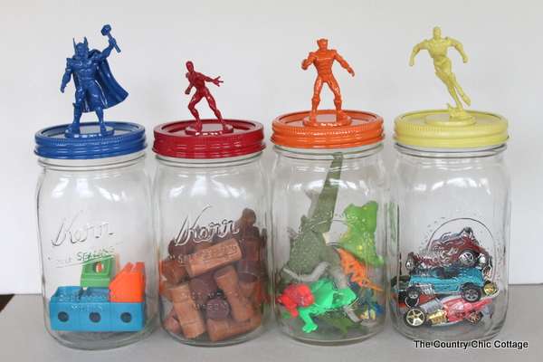 Des bocaux pour ranger les figurines des enfants