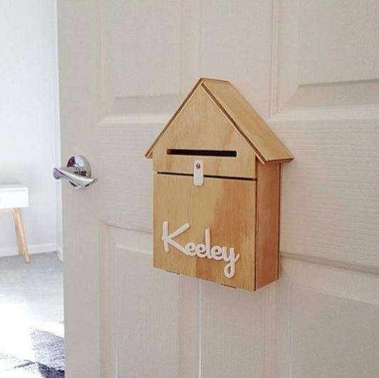 Une petite boîte aux lettres sur la porte de votre enfant pour y laisser des surprises