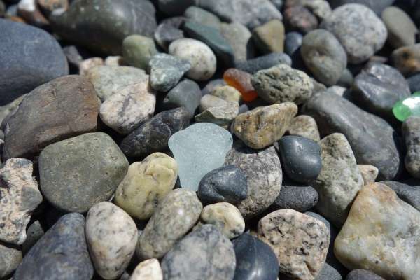 Ramasser des verres de mer, des galets ou des coquillages sur la plage