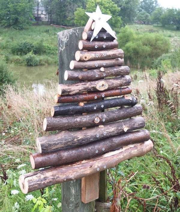 Mini sapin avec des branches pour la décoration du jardin