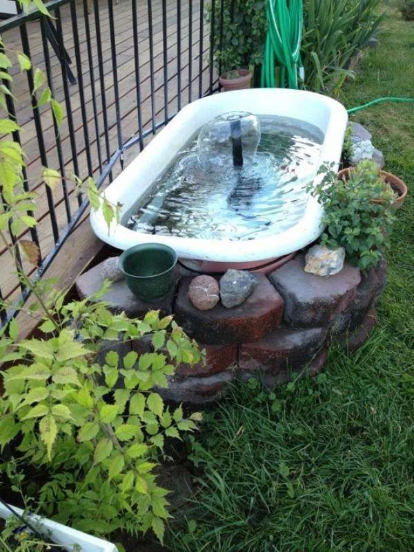 Fontaine d'eau avec une baignoire