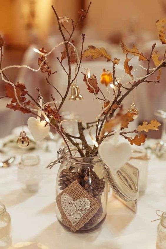 Cette belle pièce de table faite de branches et feuilles d'automne conservées