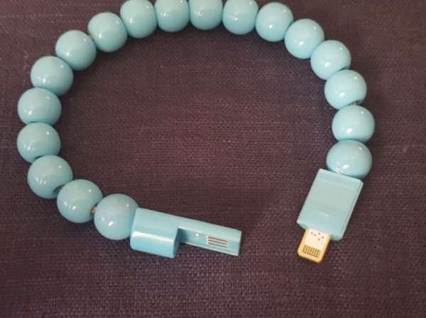 Un câble USB en forme de bracelet pour recharger son smartphone sans problème