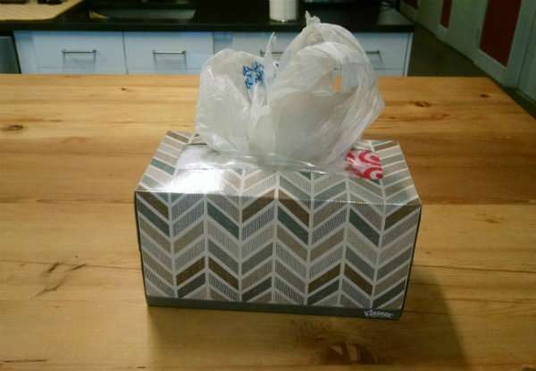 Une boite de mouchoirs transformée en distributeur de sacs en plastique