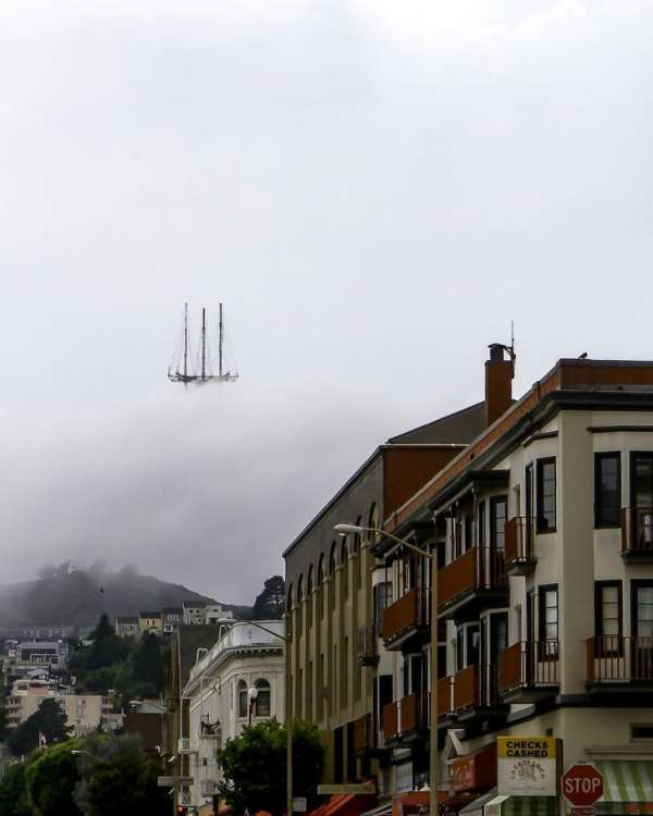 Ceci n'est pas un bateau dans le ciel