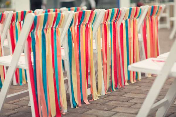 Décoration de chaises avec des chutes de tissu