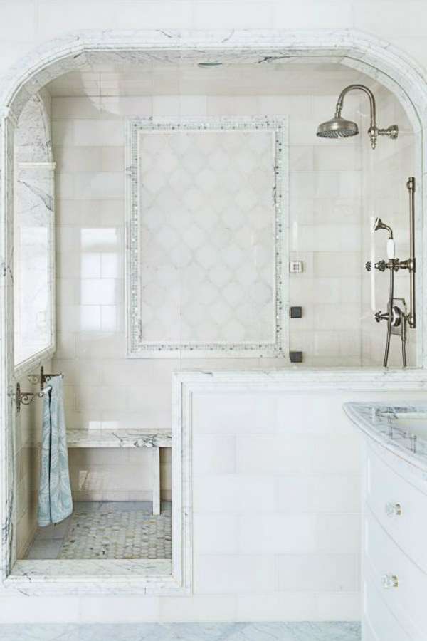 Une salle de bain style hammam