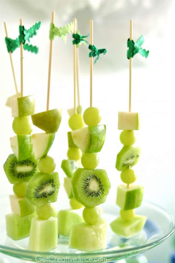 Des brochettes de fruits verts