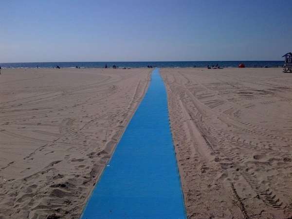 Rampe d'accès pour fauteuils roulants sur la plage