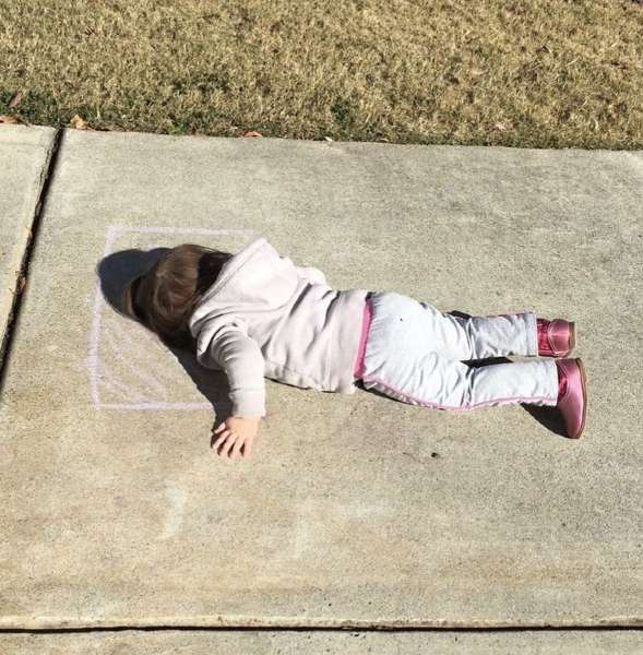 Ma fille de 2 ans a dessiné un coussin par terre et s'est endormie...