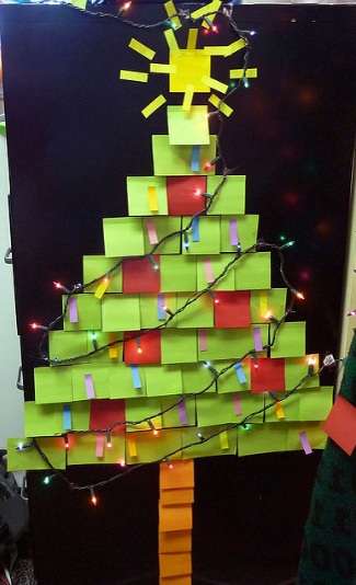 Un arbre de noël en post-it unique en son genre