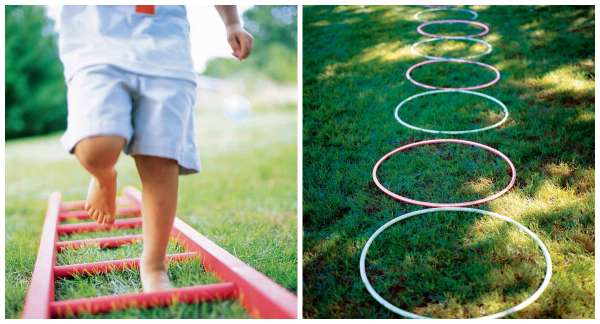 Jeu d'obstacles avec une échelle et des hula hoop