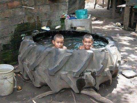 Une roue de tracteur comme piscine pour les petits