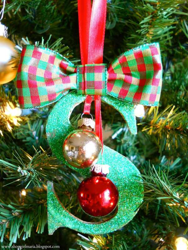 Une jolie décoration de Noël avec vos initiales avec du carton et des paillettes