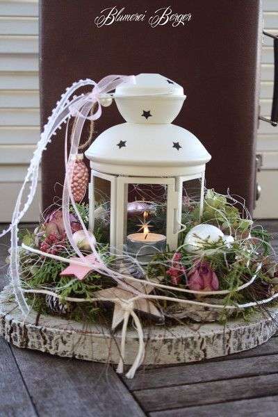 Rondin de bois et lanterne avec une bougie pour la décoration de la terrasse à Noel