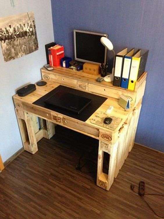 Une autre forme de bureau en palettes pour chambre d'enfants