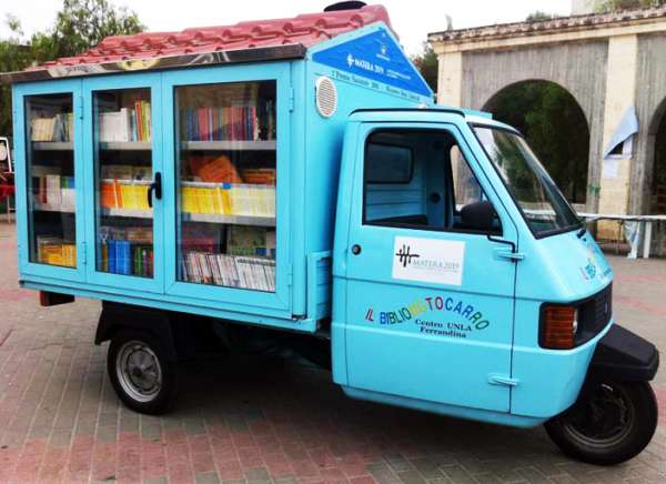 Un triporteur transformé en bibliothèque mobile pour enfants