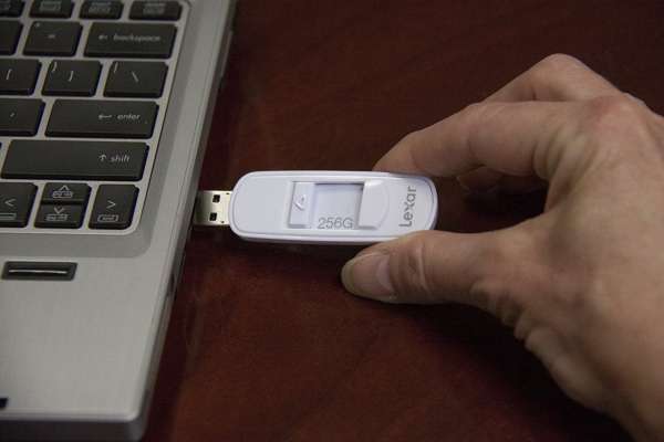 Cette clé USB affiche l'espace de stockage disponible grâce à un compteur capacité toujours actif