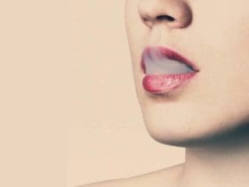 Lèvres noircies par le tabac : les remèdes et les astuces naturelles pour les éclaircir