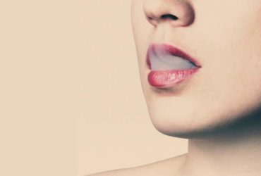 Lèvres noircies par le tabac : les remèdes et les astuces naturelles pour les éclaircir