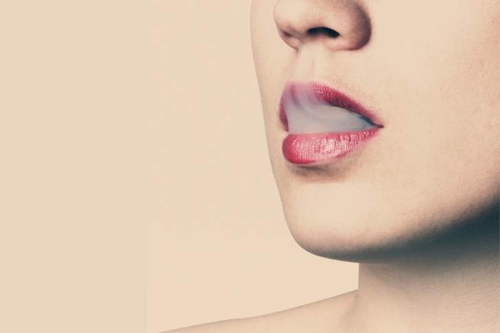 Lèvres noircies par le tabac : les remèdes et les astuces naturelles pour les éclaircir
