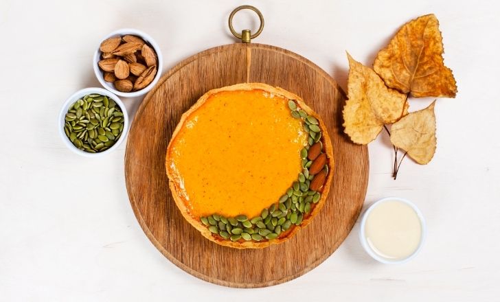 Tarte à la citrouille garnie avec des graines de courges