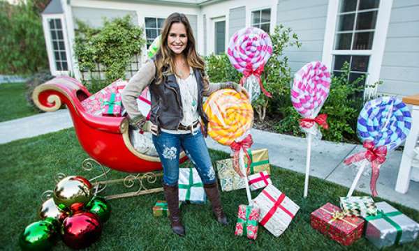 Les cadeaux du Père Noël et des sucettes géantes pour décorer le jardin