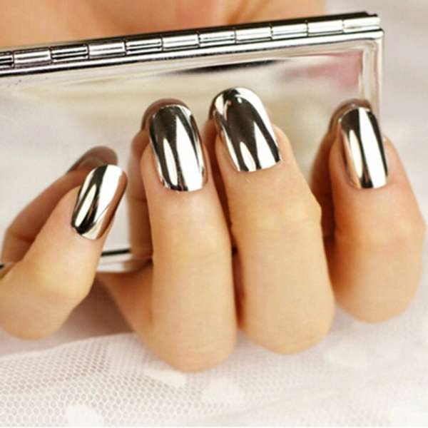 Nail art élégant argent ou or métallique