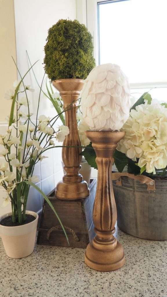 Disposez des chandeliers en bois avec de belles plantes à la place des bougies