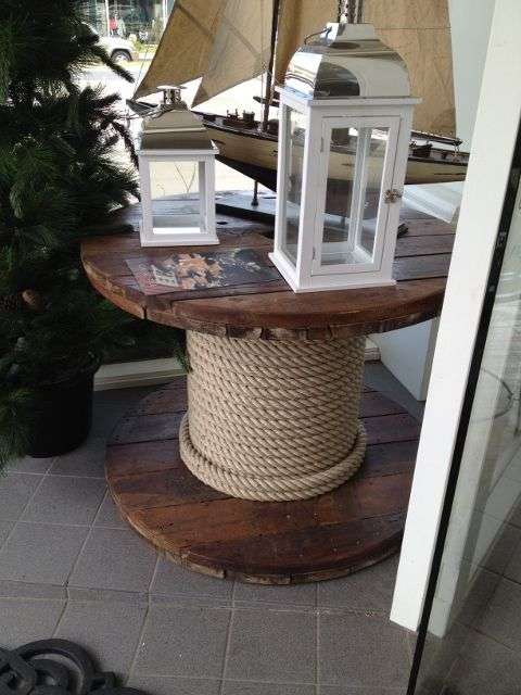 Un touret transformé en table de coin pour une décoration marine