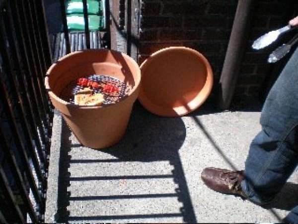 Barbecue dans un pot de fleurs